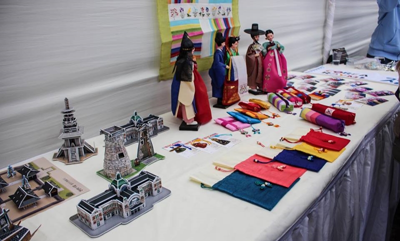Artesanías tradicionales coreanas exhibidas en el festival Corea Raymi.